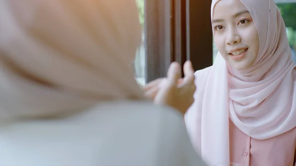 Fiatal Gyönyörű Ázsiai Muszlim Nők Élvezik Pihentető Pillanatot Dolgozik Játszik — Stock Fotó