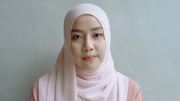Close Portré Egy Fiatal Ázsiai Muszlim Öltözködés Hagyományos Hidzsáb Nézi — Stock Fotó