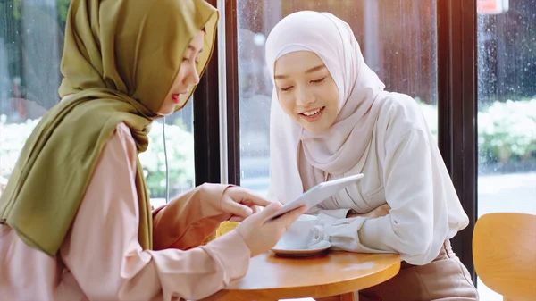 Jeunes Belles Femmes Musulmanes Asiatiques Profitant Moment Détente Travaillant Jouant — Photo