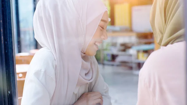 Jeunes Belles Femmes Musulmanes Asiatiques Profitant Moment Détente Travaillant Jouant — Photo