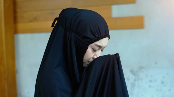 アジアのイスラム教徒の女性の肖像画 毎日の祈りの中で クルアーンのサーラ ファタハの通路を引用して サジダまたはサジダと呼ばれる単一の行為で — ストック写真