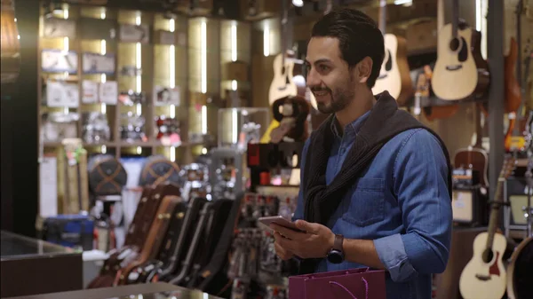 Hombre Oriente Medio Ascendente Móvil Que Usa Teléfono Móvil Smartwatch —  Fotos de Stock