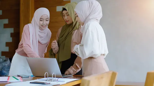 モバイルアジアのムスリムビジネス起業家Smeは 販売とマーケティング分析 アジアのムスリムSmeチームワークEコマースコンセプトを議論 若い男女のグループを立ち上げます — ストック写真