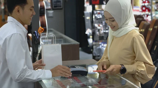 一名上流社会的亚洲穆斯林妇女使用手机 聪明的人在销售终端支付产品的费用 用Nfc识别码支付验证和认证费用 — 图库照片