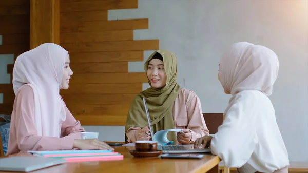 モバイルアジアのムスリムビジネス起業家Smeは 販売とマーケティング分析を議論する若い女性のグループを立ち上げます アジアのムスリムSmeチームワーク電子商取引コンセプト — ストック写真