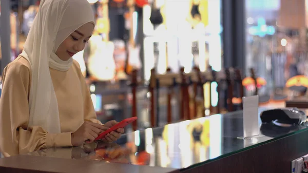 上向きモバイルアジアのムスリム男性 検証と認証のための識別支払いで販売端末で支払うために携帯電話を使用してQrコードをスキャンする女性 — ストック写真