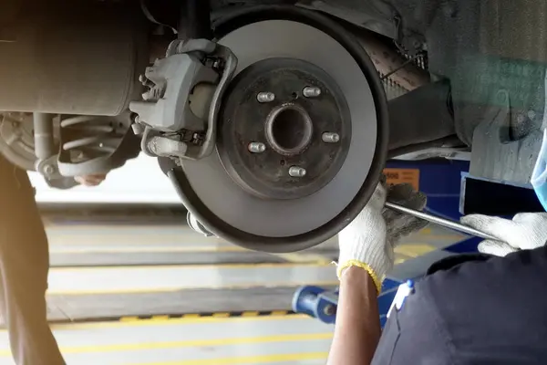Ein Mechaniker Repariert Schleift Die Bremsscheibe Und Tauscht Bremsbeläge Einer — Stockfoto