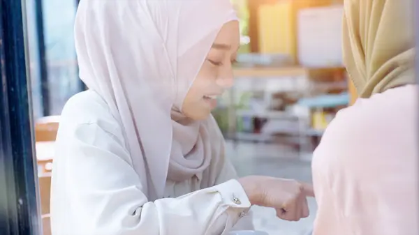 Nuori Kaunis Aasialainen Musliminainen Nauttii Rentouttavasta Hetkestä Työskentelemällä Leikkimällä Mobiililaitteilla — kuvapankkivalokuva