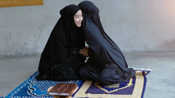 Potret Seorang Wanita Muslim Asia Dalam Doa Sehari Hari Rumah — Stok Foto