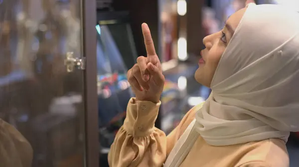 白い背景に自信を持って微笑むカメラを見ている伝統的なヒジャブの服を着た若いアジアのムスリム女性の肖像画を閉じる — ストック写真