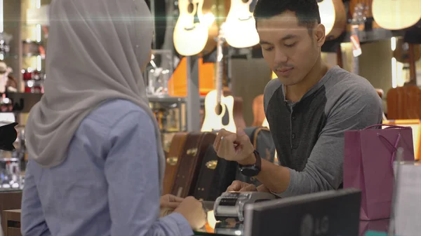 Homem Muçulmano Asiático Móvel Ascendente Usando Telefone Celular Smartwatch Para — Fotografia de Stock