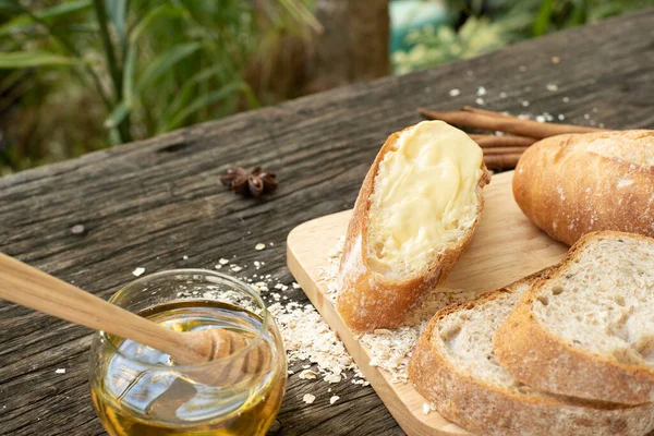 Yeni pişirilmiş geleneksel İtalyan Ciabatta ekmeklerinin ahşap bir masada servis edilmek üzere dilimlenip dilimlendiği yakın plan bir üst görüntüsü.