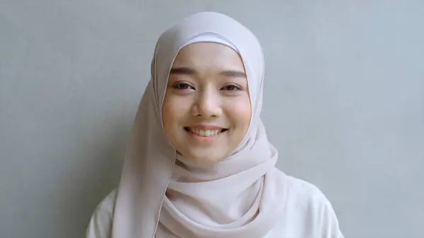 Acercamiento Retrato Una Joven Musulmana Asiática Vestida Con Tradicional Hijab —  Fotos de Stock