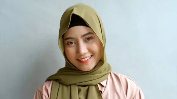 Geleneksel Tesettürlü Giyinen Asyalı Müslüman Bir Kadının Portresi Özgüvenle Bakıyor — Stok fotoğraf