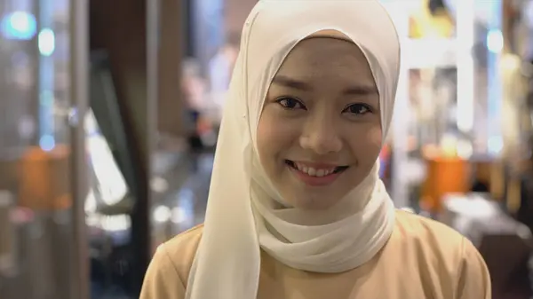 Портрет Молодой Азиатки Мусульманки Одетой Традиционный Хиджаб Уверенно Улыбающейся Белом — стоковое фото