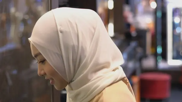 Close Retrato Uma Jovem Mulher Muçulmana Asiática Vestindo Hijab Tradicional — Fotografia de Stock