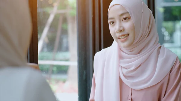 Молодые Красивые Азиатские Мусульманки Наслаждаются Расслабляющим Моментом Работая Играя Мобильным — стоковое фото