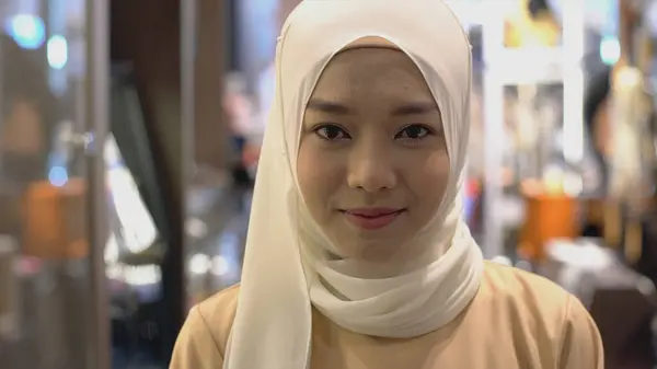 Портрет Молодой Азиатки Мусульманки Одетой Традиционный Хиджаб Уверенно Смотрящей Камеру — стоковое фото