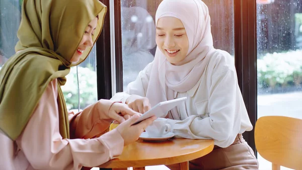 Genç Güzel Asyalı Müslüman Kadınlar Güneşli Bir Günde Kafede Cep — Stok fotoğraf