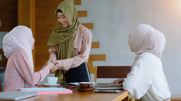 向上流动的亚洲穆斯林企业家中小型企业成立了一个由青年男女组成的小组 讨论销售和营销分析 亚洲穆斯林中小型企业协同工作电子商务概念 — 图库照片