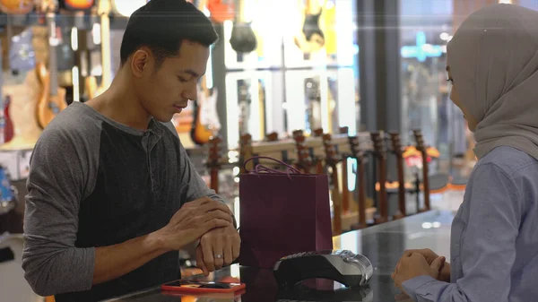 Nahoru Mobilní Asijský Muslim Muž Žena Pomocí Mobilního Telefonu Skenovat — Stock fotografie