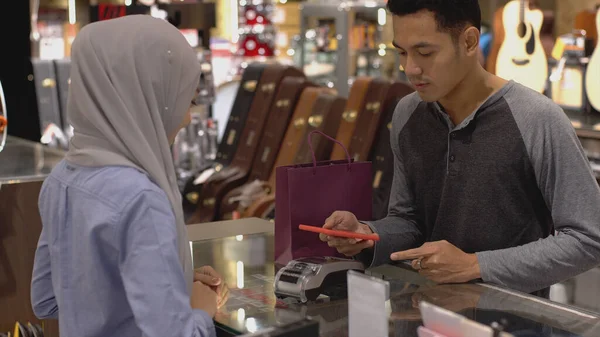 Homem Muçulmano Asiático Móvel Ascendente Usando Telefone Celular Smartwatch Para — Fotografia de Stock