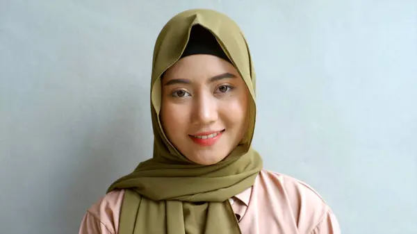 클로즈업 아시아 무슬림 여자의 초상화 전통적인 히자브 자신감과 배경으로 카메라에 — 스톡 사진