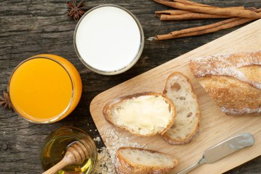 Yeni pişirilmiş geleneksel İtalyan Ciabatta ekmeklerinin ahşap bir masada servis edilmek üzere dilimlenip dilimlendiği yakın plan bir üst görüntüsü.