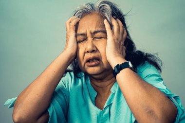 Zihinsel bozukluk, zihinsel bozukluk konsepti, negatif duygu, Alzheimer, depresyon ve zor yaşam durumu konsepti yaşayan Asya 'lı yaşlı bir kadına yaklaşın.