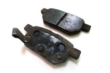 Fren pedi ya da fren pabucu aşınmış, sürtünme malzemesi içeren çelik arka plakaları gösteren, disk fren pervanesine bakan - araç güvenliği kavramı