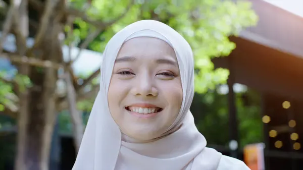 Close Portrait Young Asian Muslim Woman Berpakaian Tradisional Hijab Dengan — Stok Foto