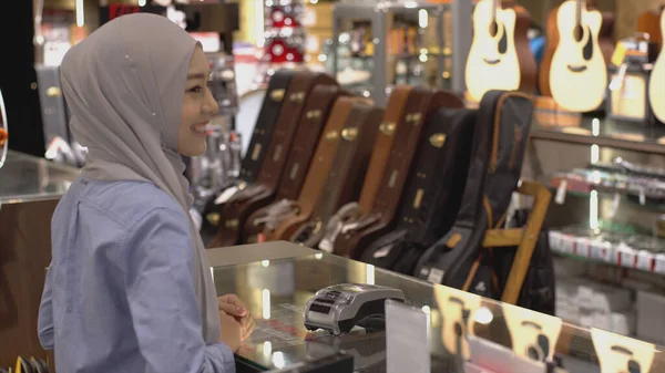 Musulmán Asiático Ascendentemente Móvil Que Usa Teléfono Móvil Smartwatch Para — Foto de Stock