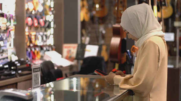 Una Mujer Musulmana Asiática Ascendentemente Móvil Que Usa Teléfono Móvil — Foto de Stock