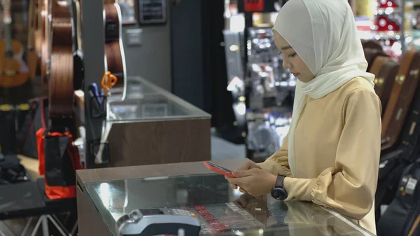 Высокомобильная Азиатская Мусульманка Использующая Мобильный Телефон Смарт Часы Оплаты Продукта — стоковое фото