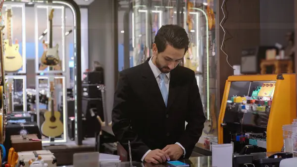 Homem Oriente Médio Com Mobilidade Ascendente Usando Telefone Celular Smartwatch — Fotografia de Stock