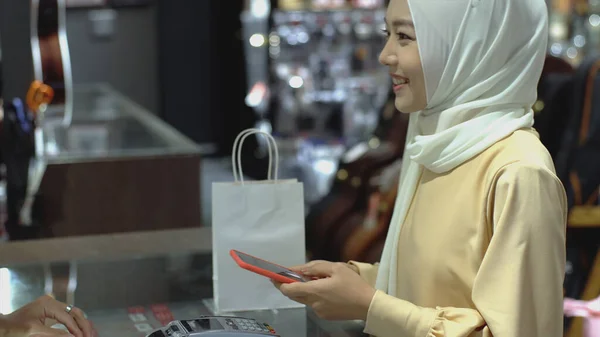 Seorang Wanita Muslim Asia Yang Bergerak Atas Menggunakan Ponsel Untuk — Stok Foto