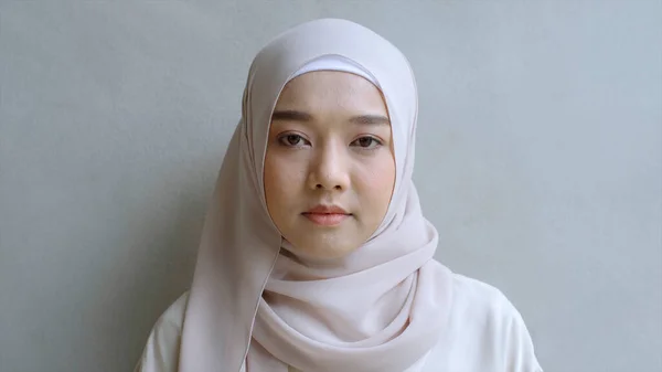 Close Portret Młodej Muzułmanki Azjatyckiej Ubieranie Się Tradycyjnym Hidżabie Patrząc — Zdjęcie stockowe