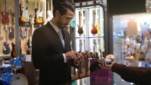 Homem Oriente Médio Com Mobilidade Ascendente Usando Telefone Celular Smartwatch — Fotografia de Stock