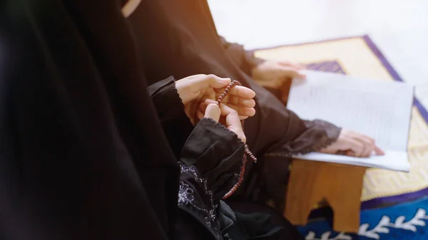 Portrait Asian Muslim Women Daily Prayer Home Reciting Surah Fatiha — Stock Photo, Image