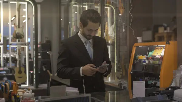 Górę Mobilny Człowiek Bliskiego Wschodu Korzystający Telefonu Komórkowego Smartwatch Zakupu — Zdjęcie stockowe