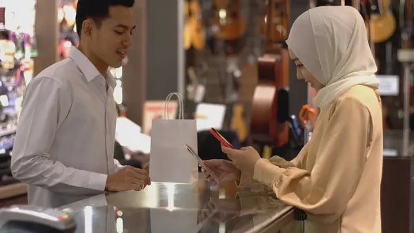 Een Opwaarts Mobiele Aziatische Moslim Vrouw Met Behulp Van Een — Stockfoto