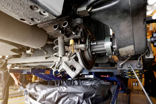 機械修理 ブレーキディスクの研削 自動修理ショップサービスステーションで摩耗したブレーキパッドの交換 車両の安全コンセプト — ストック写真