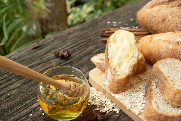 Крупный План Свежеиспеченного Традиционного Итальянского Хлеба Ciabatta Приготовленного Разрезанного Ломтики — стоковое фото