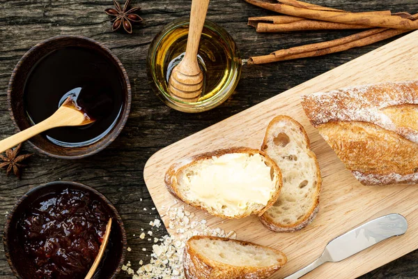 意大利新烘焙的传统卡巴塔面包的特写镜头 准备好 切割成片放在一张木制桌子上 准备上桌 — 图库照片