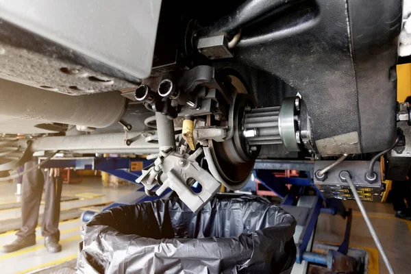 Ein Mechaniker Repariert Schleift Die Bremsscheibe Und Ersetzt Verschlissene Bremsbeläge — Stockfoto