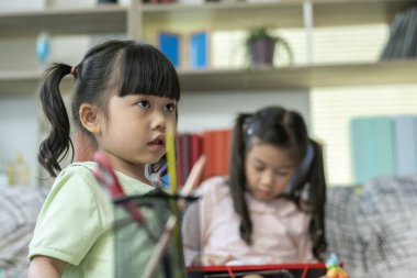 Asyalı çocuklar evde öğretiyor ve oynuyor.