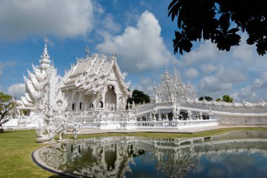 İbadet yeri, Wat Rong Khun, Tayland 'ın Chiang Rai eyaletinde bulunan beyaz tapınak olarak da bilinir. Yeniden doğuş döngüsü köprüsü olan eşsiz bir Budist tapınağı. 