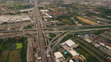 Yükseltilmiş otoyoldaki gelecekteki otonom trafiğin yapay zeka bilgisayar ağı ve navigasyon için uydu GPS kullanan sürücüsüz arabalarla lojistik konsepti.