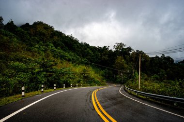 Doi Phuka Dağı 'ndaki sakin yemyeşil ve yeşillik yağmur ormanları dağ manzarasından geçen kırsal yol Tayland' ın kuzeyindeki ulusal parka ayrıldı.