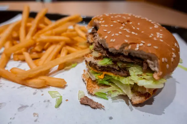 Zamknij Ugryzionego Podwójnego Cheeseburgera Tacy Świeżo Ugotowanymi Frytkami Wewnątrz Restauracji — Zdjęcie stockowe